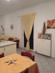 Una cama o camas en una habitación de Sun & Sea Apartment - Αgkistri