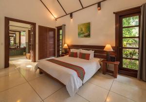 Tempat tidur dalam kamar di Solitude Lembeh Resort