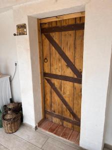 una puerta de madera abierta en una habitación con una cesta en Casa Vicent, en Alcanar