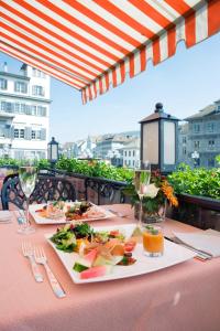 una mesa con dos platos de comida en la parte superior en Storchen Zürich - Lifestyle boutique Hotel en Zúrich