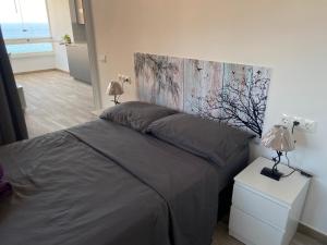 una camera con un letto e due lampade su un comodino di Mediterranean View Suite Costa del Sol a Fuengirola