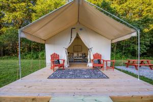 Zahrada ubytování Roaring River Luxury Glamping #2