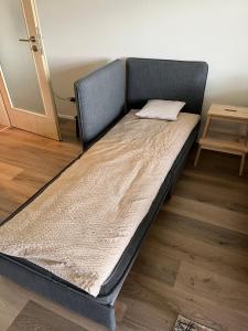 uma cama sentada no chão num quarto em Apartmán na Zadově em Stachy