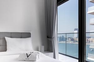um quarto com uma cama e uma grande janela em Privet Beach with stunning Sea view em Dubai