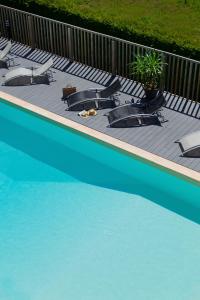 Bazén v ubytování Logis Hotel & Spa Beau-Site nebo v jeho okolí