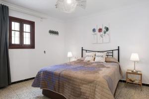コニル・デ・ラ・フロンテーラにあるCasa Boqueronのベッドルーム1室(ベッド1台、ランプ2つ、窓付)