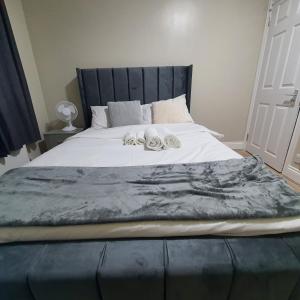 Кровать или кровати в номере Bungalow in leafy area