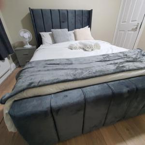 מיטה או מיטות בחדר ב-Bungalow in leafy area