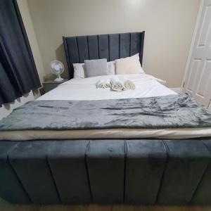 Katil atau katil-katil dalam bilik di Bungalow in leafy area