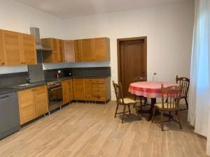 eine Küche mit einem Tisch, einem Tisch und Stühlen in der Unterkunft Spazioso Appartamento in casa singola Padova con giardino in Padua