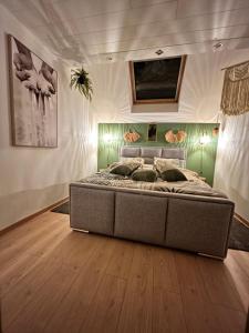 - une chambre avec un grand lit dans l'établissement L'échappée Belle by J&J Durbuy Area, à Clavier
