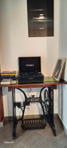 un computer portatile seduto sopra una scrivania di B&B A Casa di Silvia a Rocca Massima