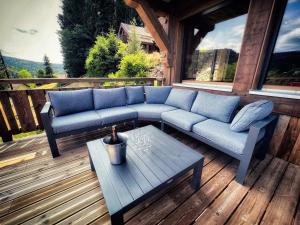 Posedenie v ubytovaní Chalet Aconit, terrasse panoramique avec jacuzzi et sauna