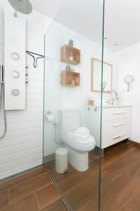 ein Badezimmer mit Toilette, Waschbecken und Dusche in der Unterkunft Cozy and sea views private terrace apartment in La Playa de Arguineguín + 13 Fotos