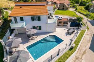 eine Luftansicht eines Hauses mit Pool in der Unterkunft Water Spring in Hrvace