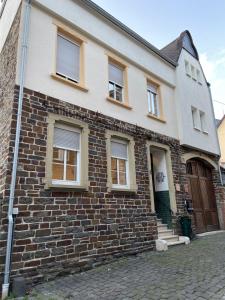 a brick house with a door and windows at Ferienhaus Heinrich in Ediger-Eller