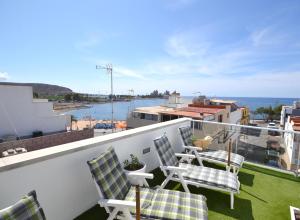 ラ・プラヤ・デ・アルグイネグインにあるAmplio apartamento recién reformadoの海の景色を望むバルコニー(椅子付)