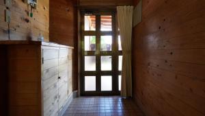 un couloir vide avec une porte et du carrelage dans l'établissement Villa Tora, à Onna