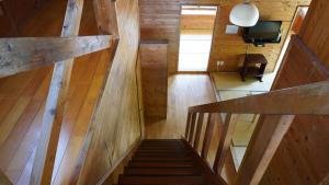 - une vue sur un escalier dans une cabine en bois dans l'établissement Villa Tora, à Onna