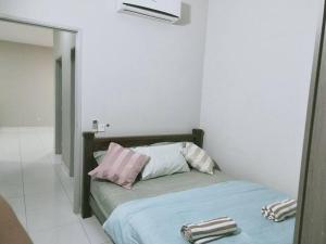 Postel nebo postele na pokoji v ubytování Sky Loft 3 rooms beside Aeon With Smart TV & Facilities L14 + 31 fotografií