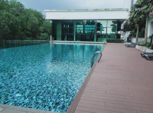 una piscina frente a un edificio en Sky Loft 3 rooms beside Aeon With Smart TV & Facilities L14 en Johor Bahru