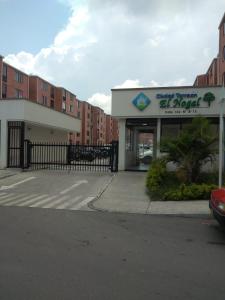 un edificio con un coche aparcado en un aparcamiento en Apartamento Jonas, en Ibagué