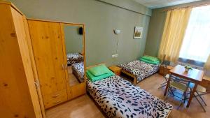 Postel nebo postele na pokoji v ubytování Happy Hostel