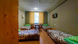 Un pat sau paturi într-o cameră la Happy Hostel