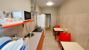 Kuchyň nebo kuchyňský kout v ubytování Happy Hostel