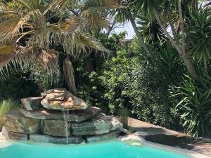 ヴィック・ラ・ガルディオルにあるLa hacienda - Villa 6 Chambres Piscine, Plage à 5mnの庭の噴水付きスイミングプール