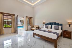 sypialnia z łóżkiem typu king-size w pokoju w obiekcie Leoney Resort Goa w mieście Vagator