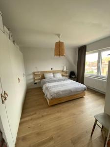 1 dormitorio con 1 cama y pasillo con ventana en Bel-Etage 11, en Veurne