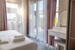sypialnia z łóżkiem, toaletką i lustrem w obiekcie Villa Jazz - Island Krk w Krku +37 zdjęć