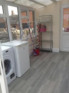 a room with a washing machine in a house at Lynn Cottage, Newport in Newport