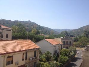 een uitzicht op een stad met huizen en een berg bij Casa Panoramica in Nizza di Sicilia
