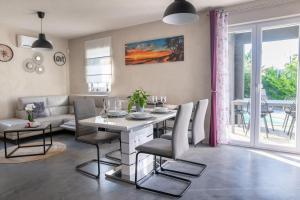 salon ze stołem, krzesłami i kanapą w obiekcie Villa Jazz - Island Krk w Krku