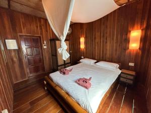 a bedroom with two hello kitty towels on a bed at JERPORDEE Residence in Ko Chang