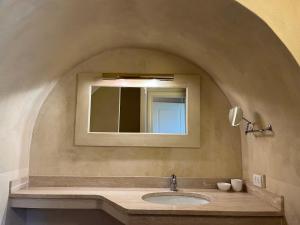 een badkamer met een wastafel en een spiegel bij Agriturismo il Ghiaccio in Suvereto