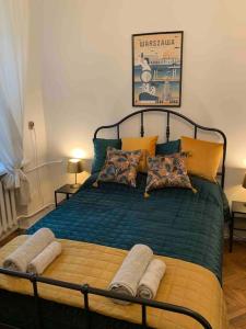 1 dormitorio con 1 cama grande con sábanas y almohadas verdes en Warsaw Mermaid Apartment - Ideal place for You, en Varsovia