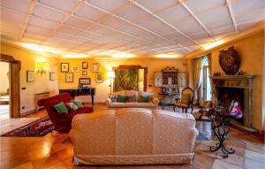 un soggiorno con divano e camino di 7 Bedroom Nice Home In Polistena a Polistena