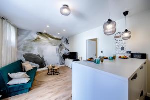 Apartment Kirinkin في فيس: مطبخ وغرفة معيشة مع أريكة زرقاء