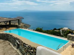 Bazén v ubytování Stylish stone house with pool - Aprovato, Andros nebo v jeho okolí