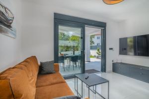 een woonkamer met een bank en een tafel bij AK lux apartment in Njivice