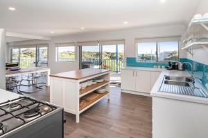 Η κουζίνα ή μικρή κουζίνα στο Gracetown Beach House - relaxing beachside holiday