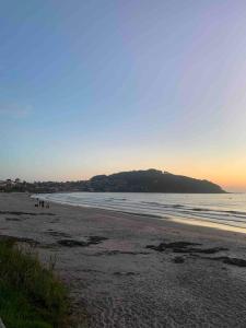 ニグランにあるPrimera Línea PLAYA PATOS Nigránの砂浜