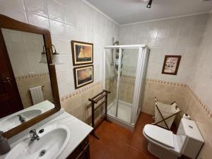 ニグランにあるPrimera Línea PLAYA PATOS Nigránのバスルーム(シンク、シャワー付) +14枚の写真