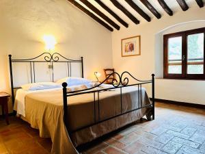 Ένα ή περισσότερα κρεβάτια σε δωμάτιο στο Podere Il Castellaccio Sant'Agata