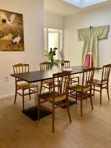 jadalnia ze stołem i krzesłami w obiekcie Bed & Stay Kersenbloesem w mieście Nijswiller