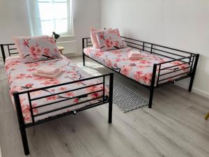 dwa łóżka i kanapa w pokoju w obiekcie Bed & Stay Kersenbloesem w mieście Nijswiller