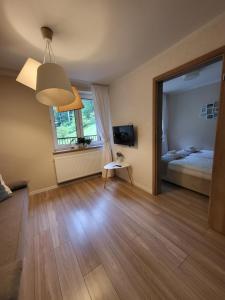 Posteľ alebo postele v izbe v ubytovaní Apartamenty Willove Wzgórze
